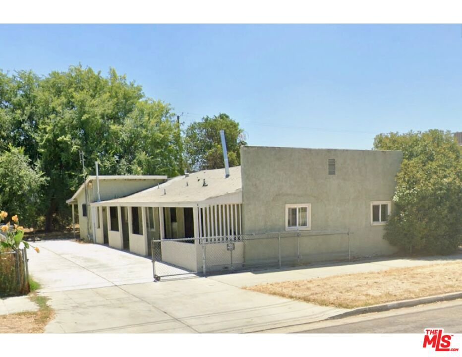 321 W Minarets Ave, Fresno, CA 93650