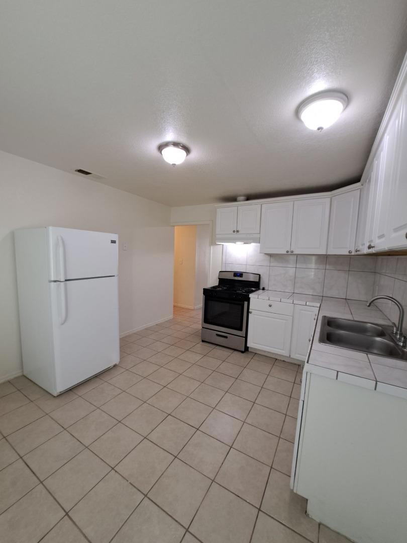 2221 S Poppy Ave, Fresno, CA 93706
