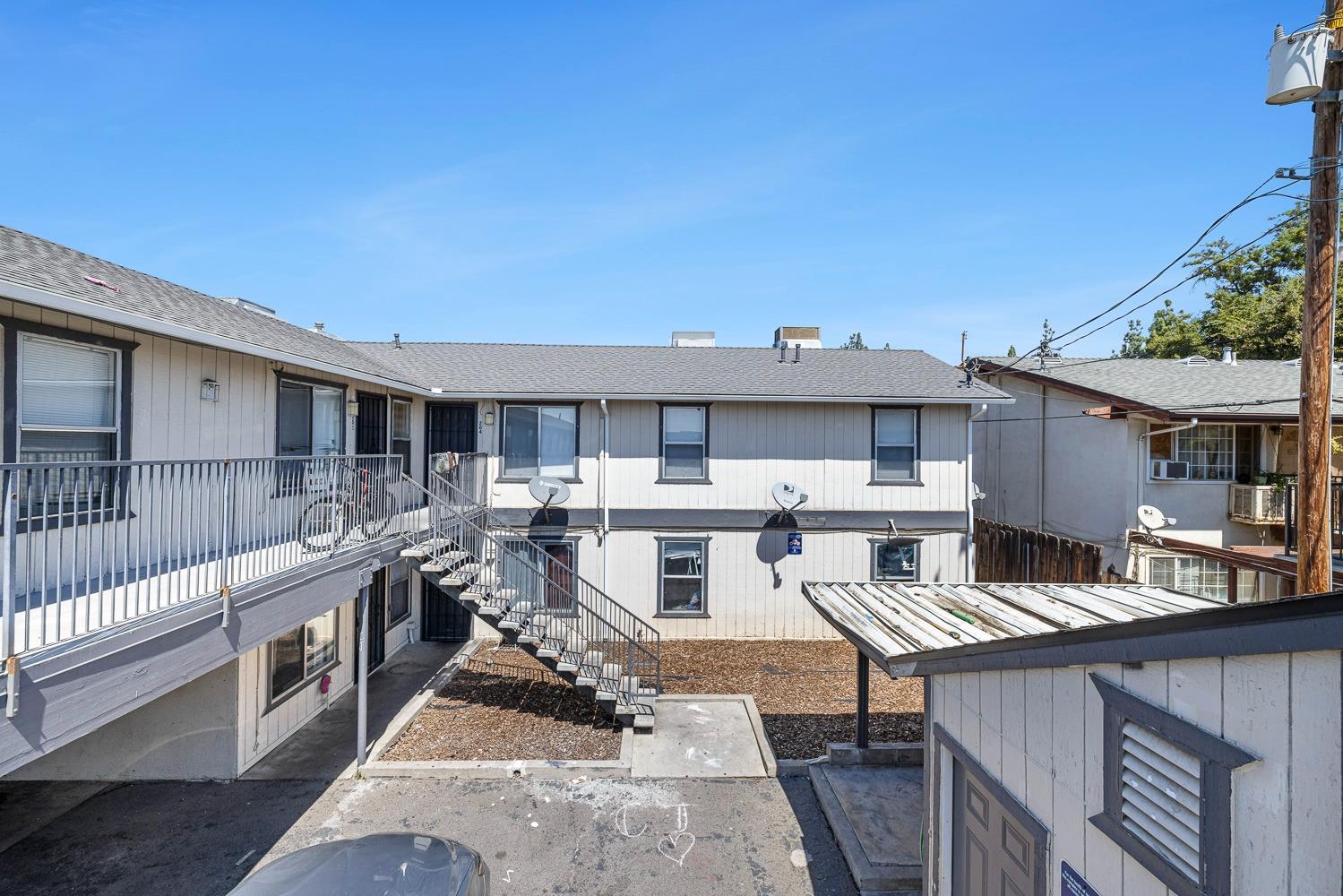 1911 E Saginaw Way, Fresno, CA 93726
