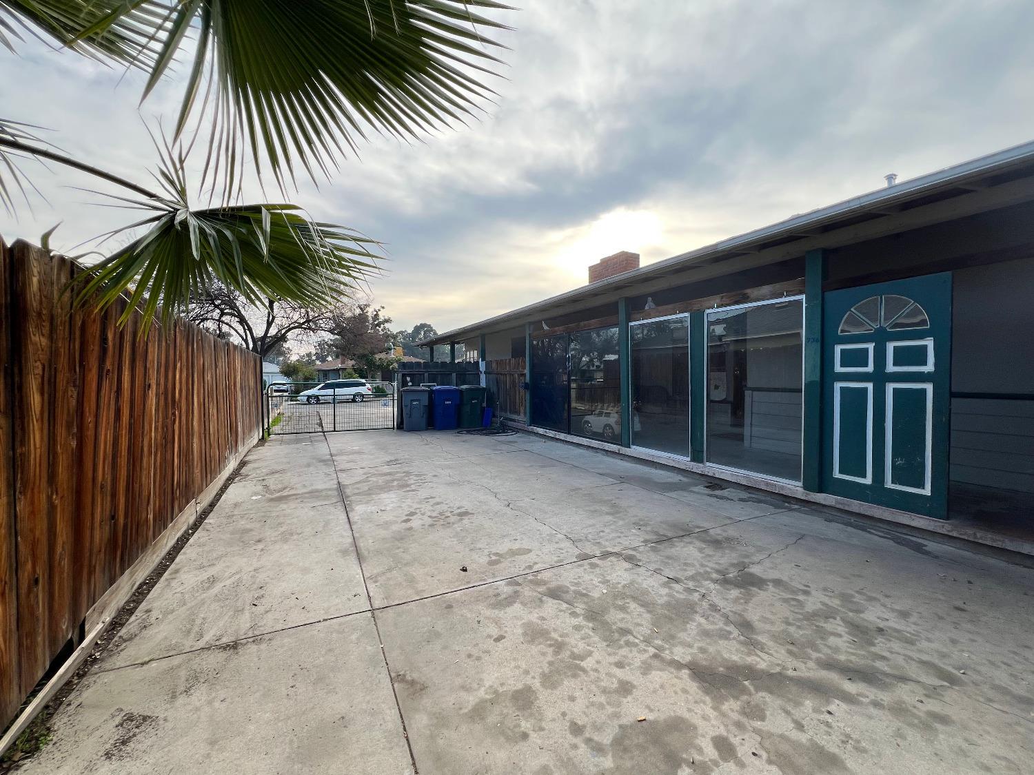 734 W Hammond Ave, Fresno, CA 93728