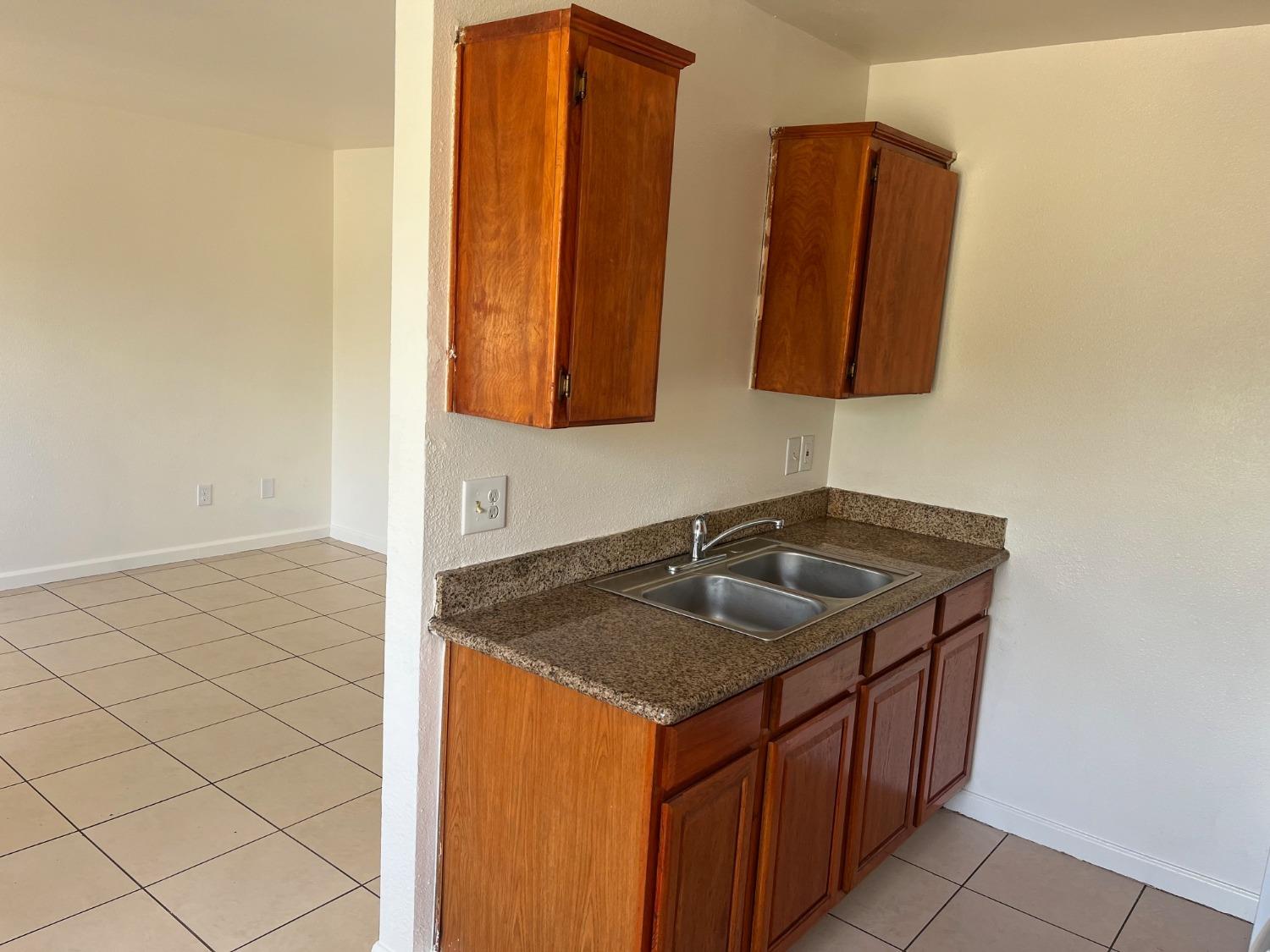 2645 W Robinson Ave, Fresno, CA 93705