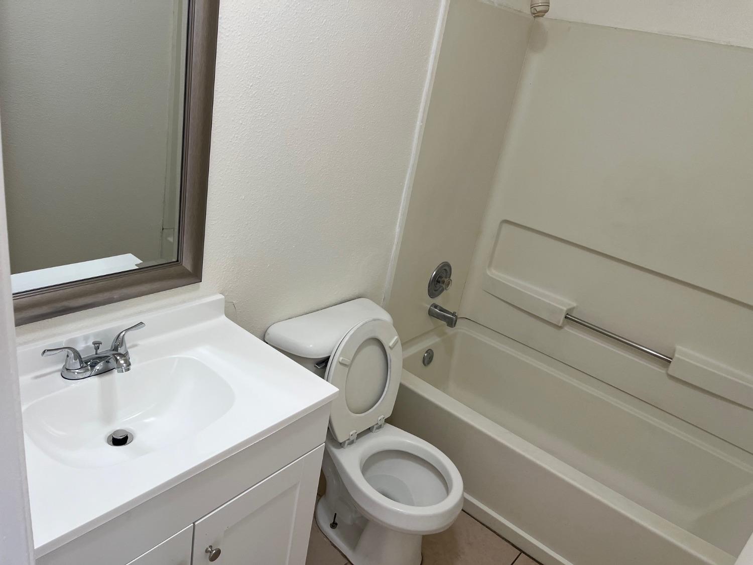 2645 W Robinson Ave, Fresno, CA 93705