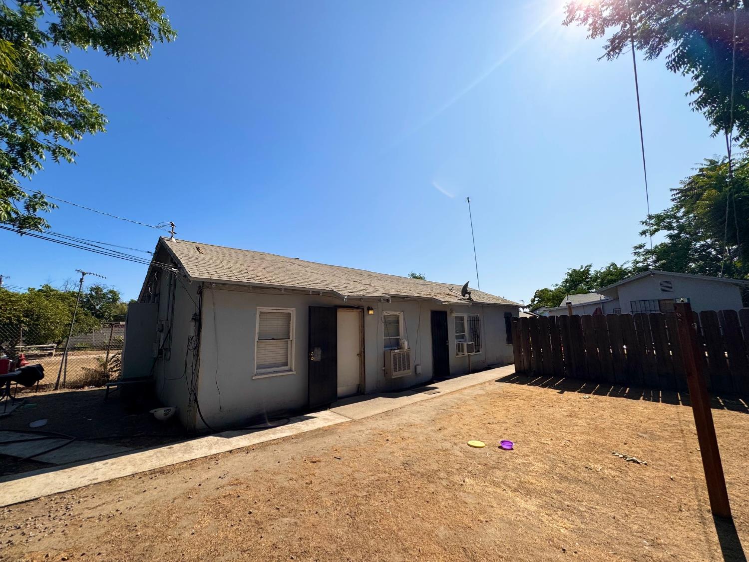 2465 S 11th St, Fresno, CA 93725