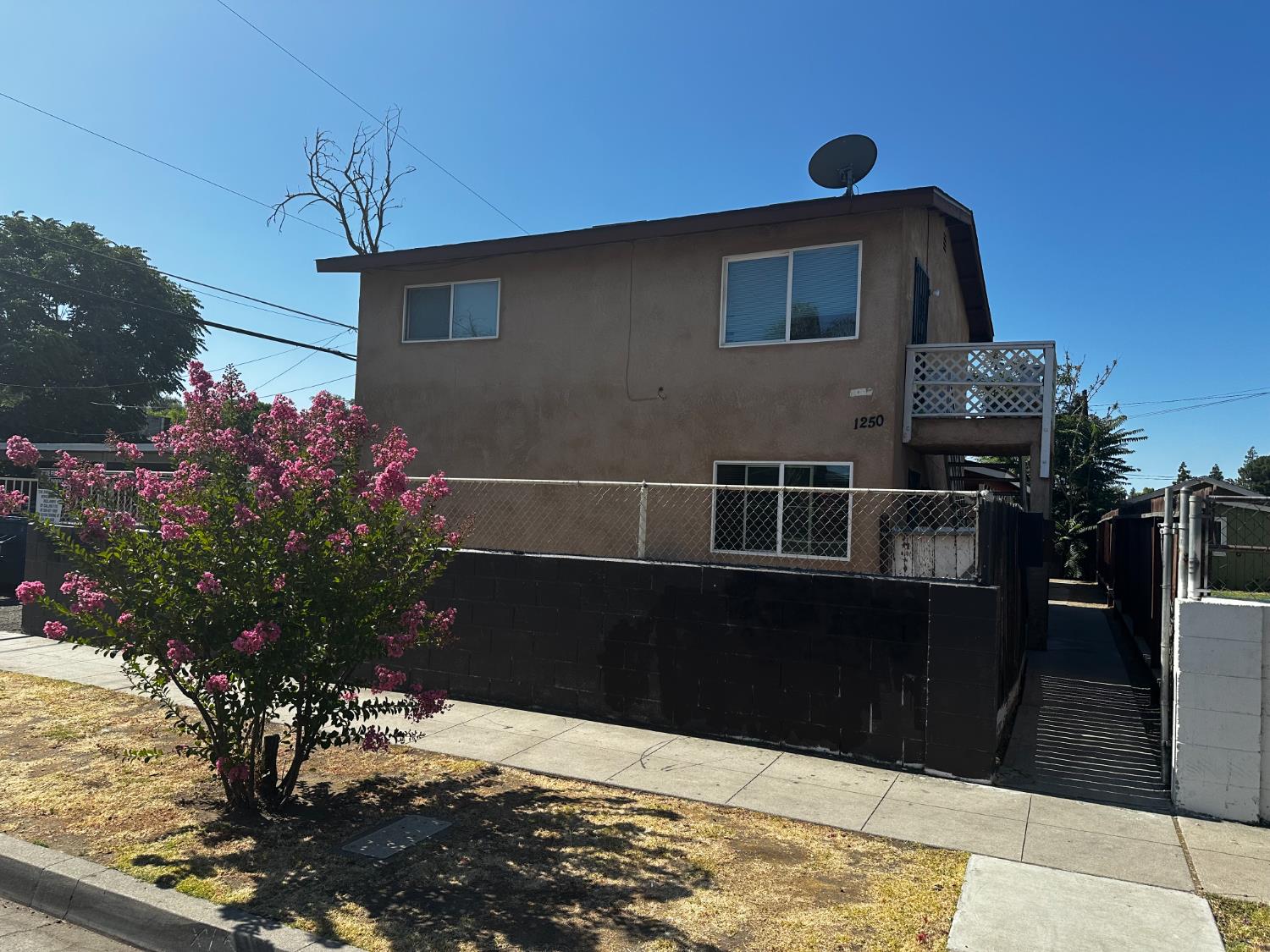 1250 E Vassar Ave, Fresno, CA 93704