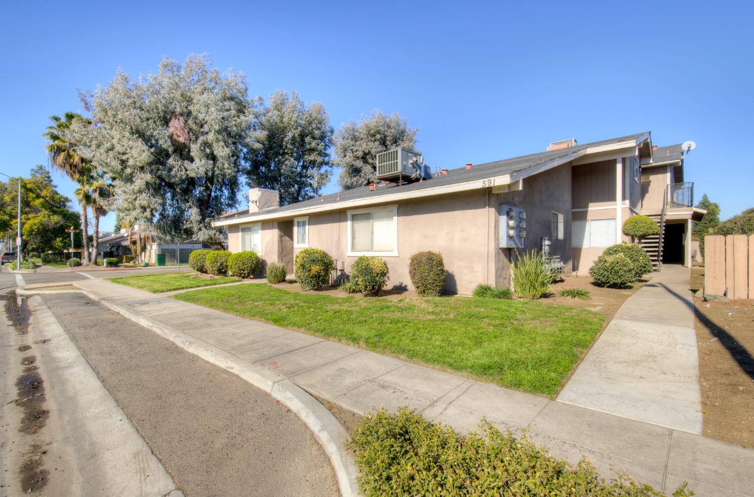 591 W Ashlan Ave, Clovis, CA 93612