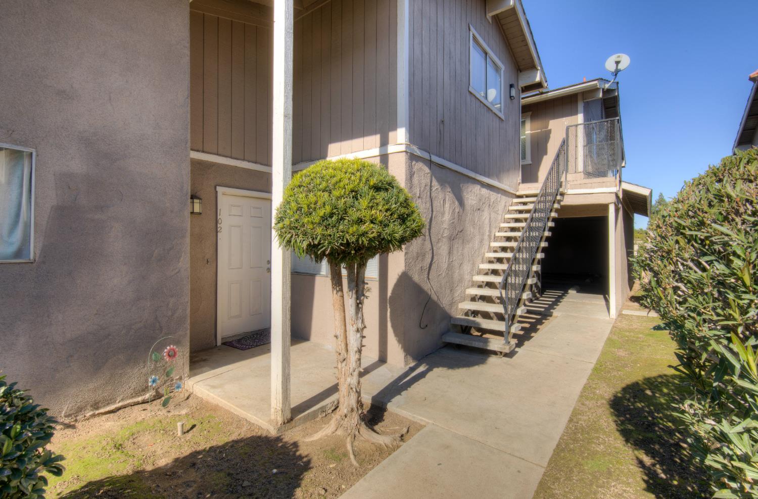 591 W Ashlan Ave, Clovis, CA 93612