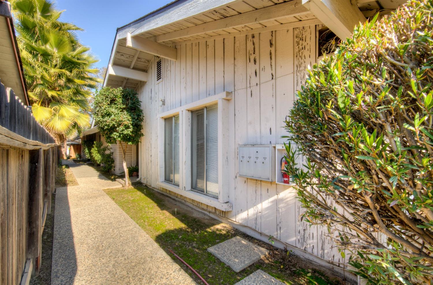 464 E Calimyrna Ave, Fresno, CA 93710