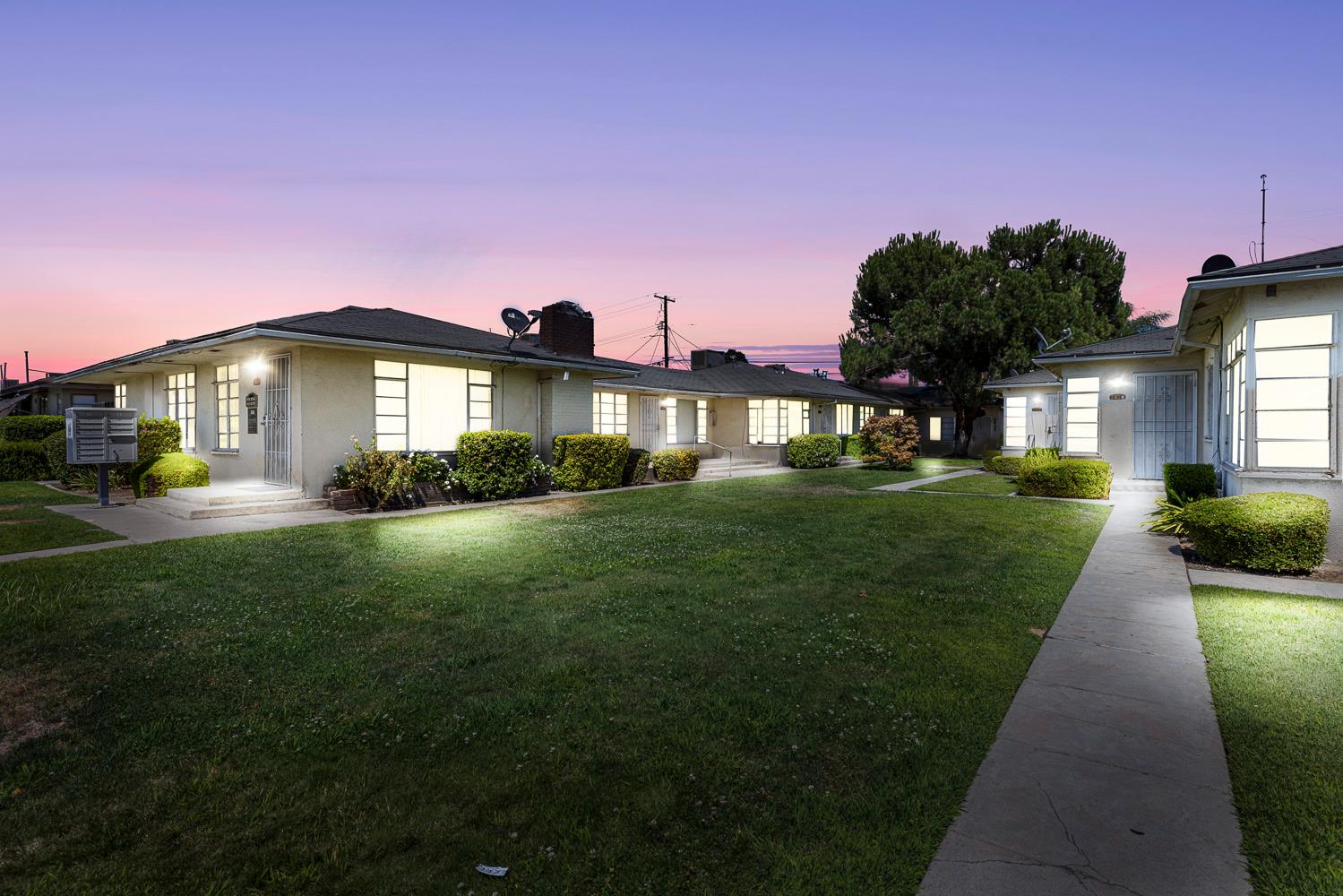 2414 N 1st St, Fresno, CA 93703