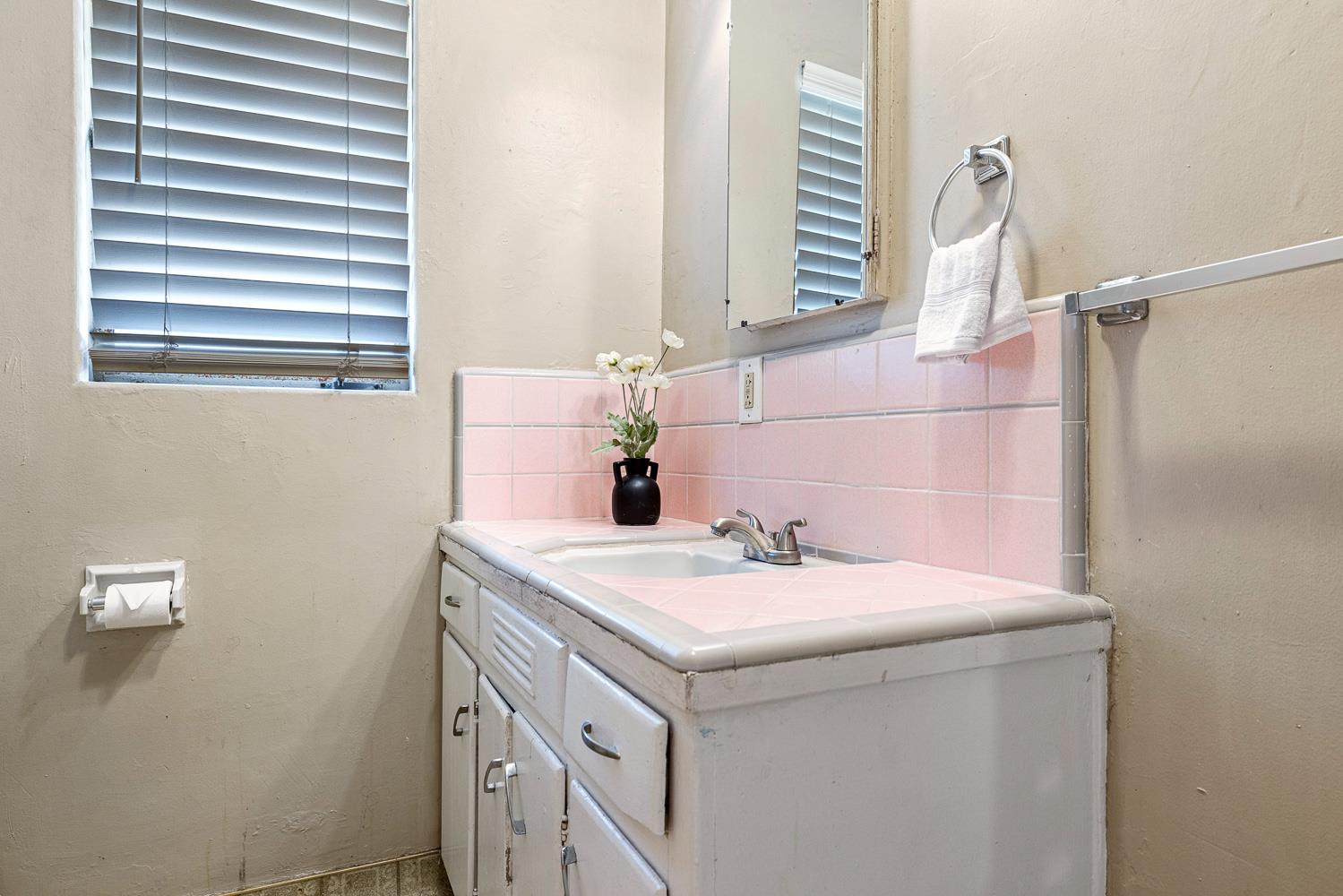 2414 N 1st St, Fresno, CA 93703