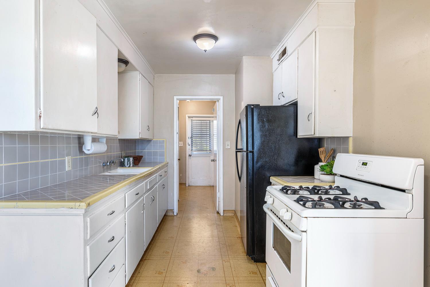 2414 N 1st St, Fresno, CA 93703