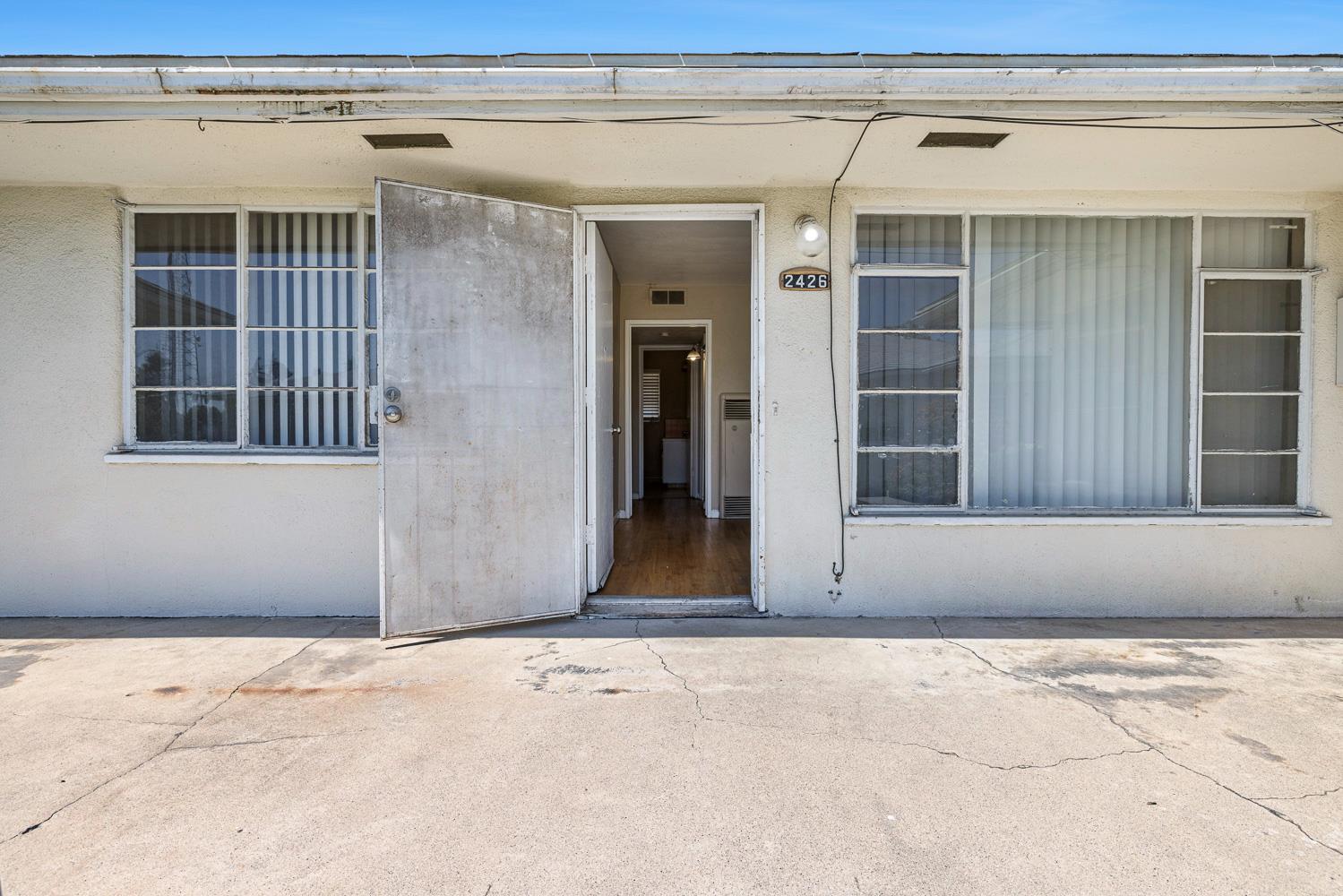 2414 N 1st St, Fresno, CA 93703