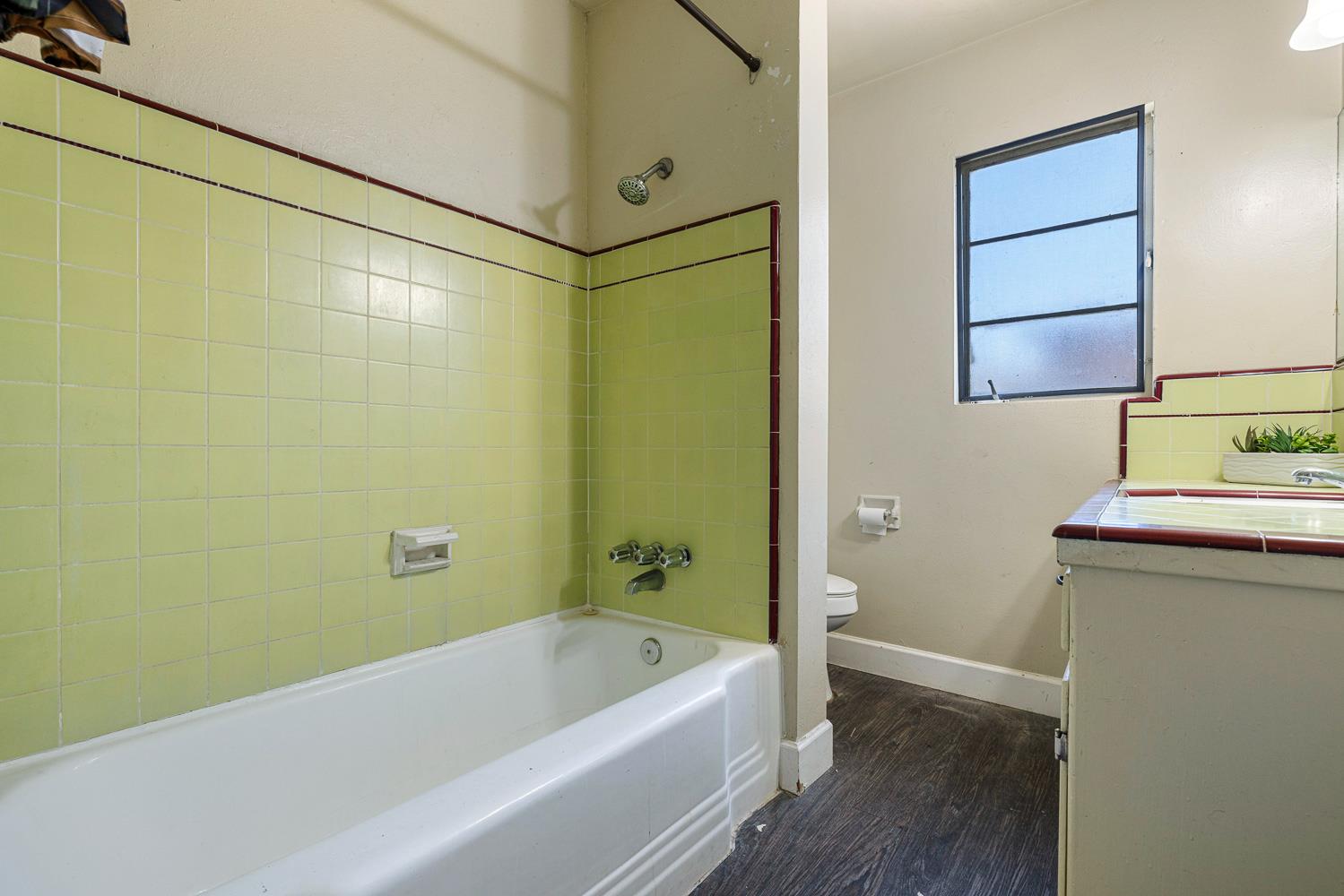 2414 N 1st St, Fresno, CA 93703