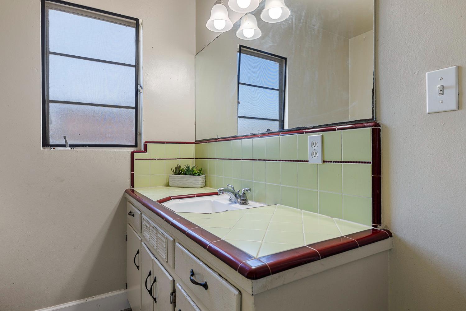 2414 N 1st St, Fresno, CA 93703