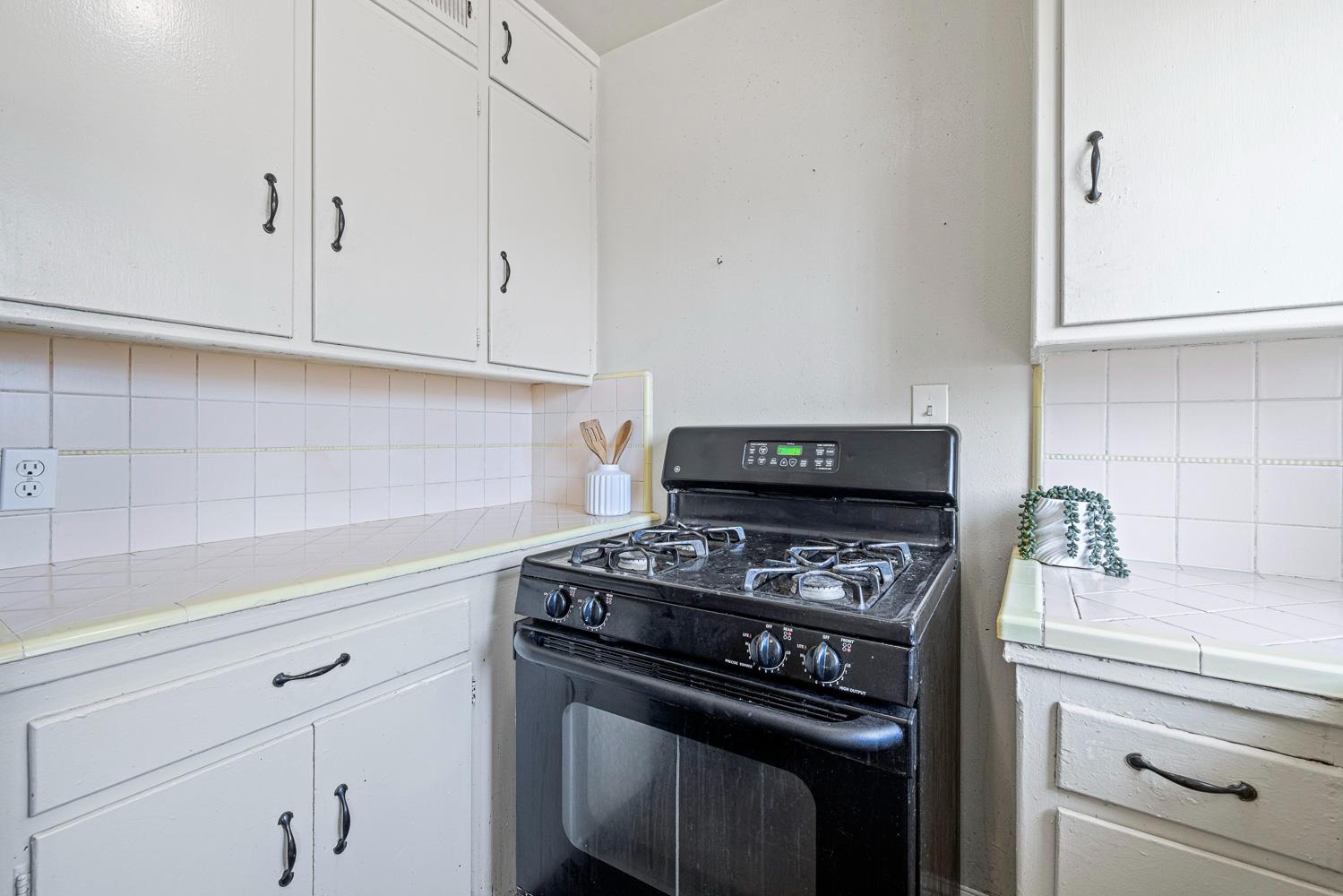 2414 N 1st St, Fresno, CA 93703