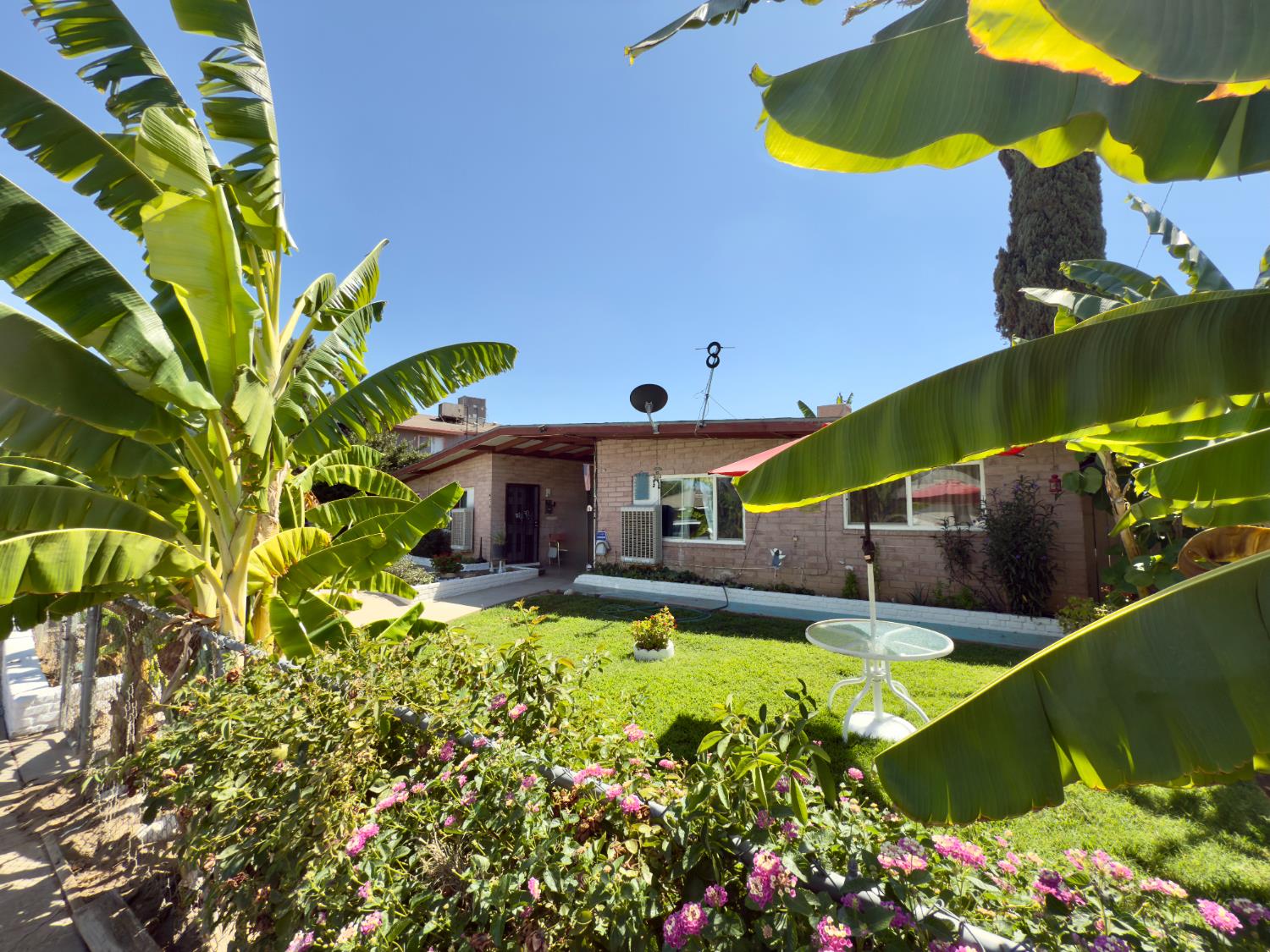 4318 E Fairfax Ave, Fresno, CA 93703