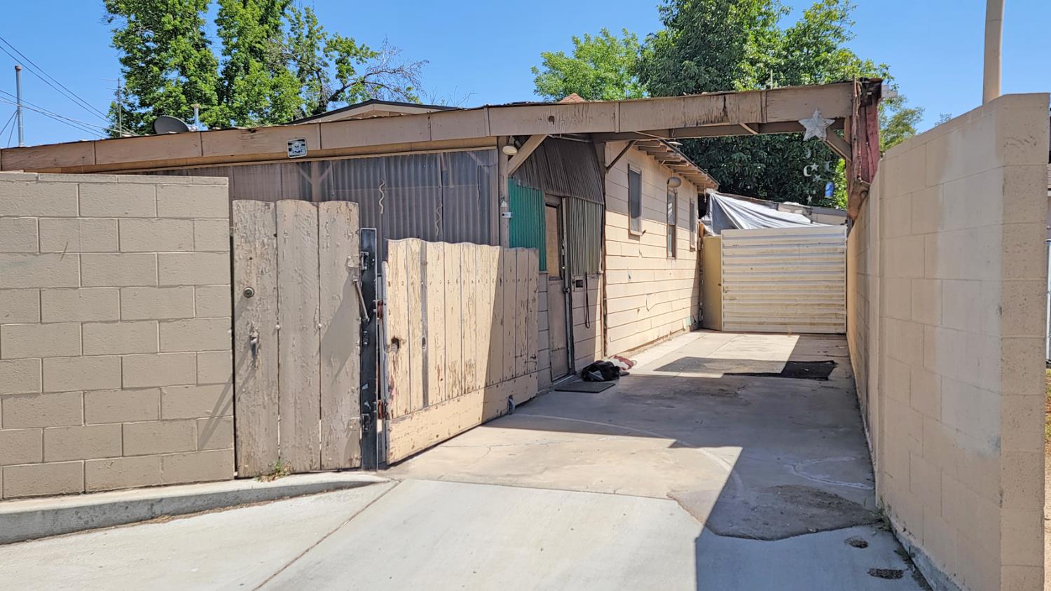 2217 E Webster Ave, Fresno, CA 93701