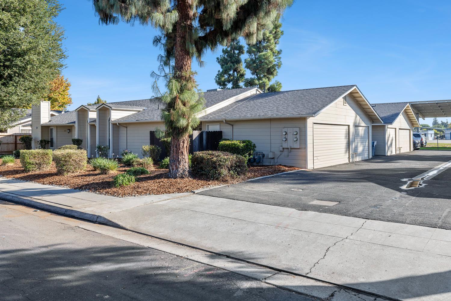 570 W Escalon Ave, Clovis, CA 93612