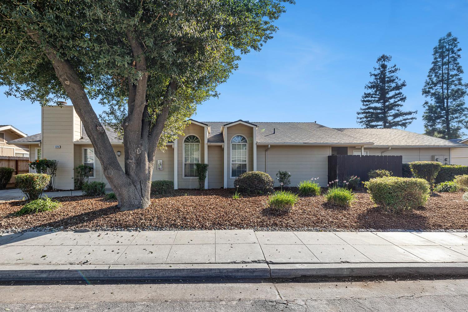 570 W Escalon Ave, Clovis, CA 93612