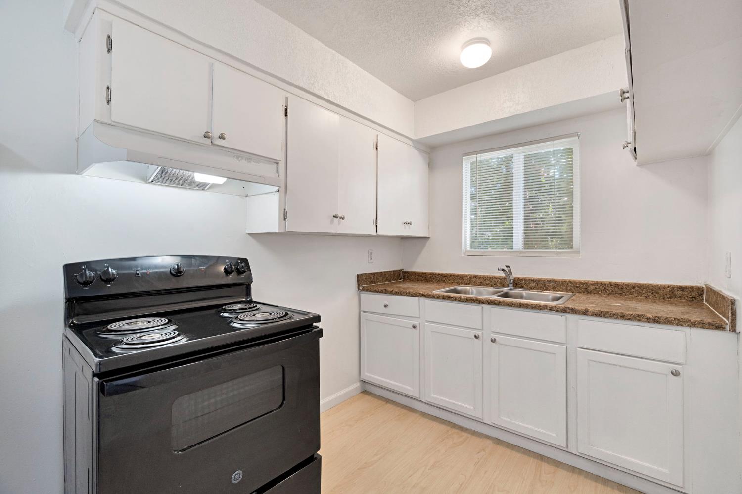 1409 E Cambridge Ave, Fresno, CA 93704