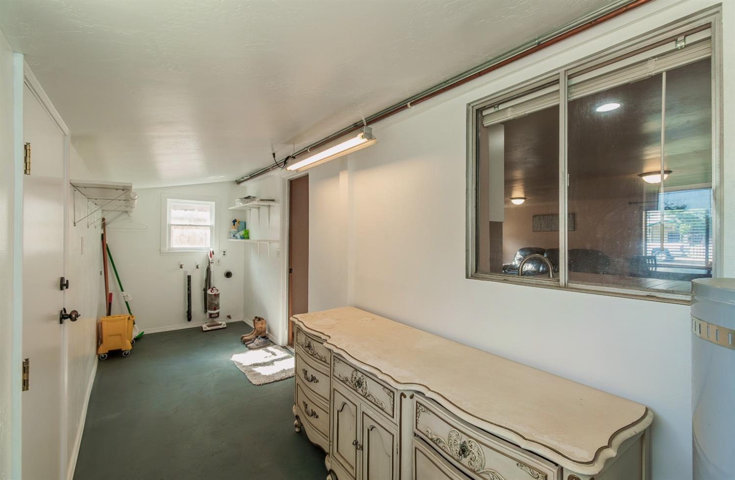 1498 Escalon Ave, Clovis, CA 93611