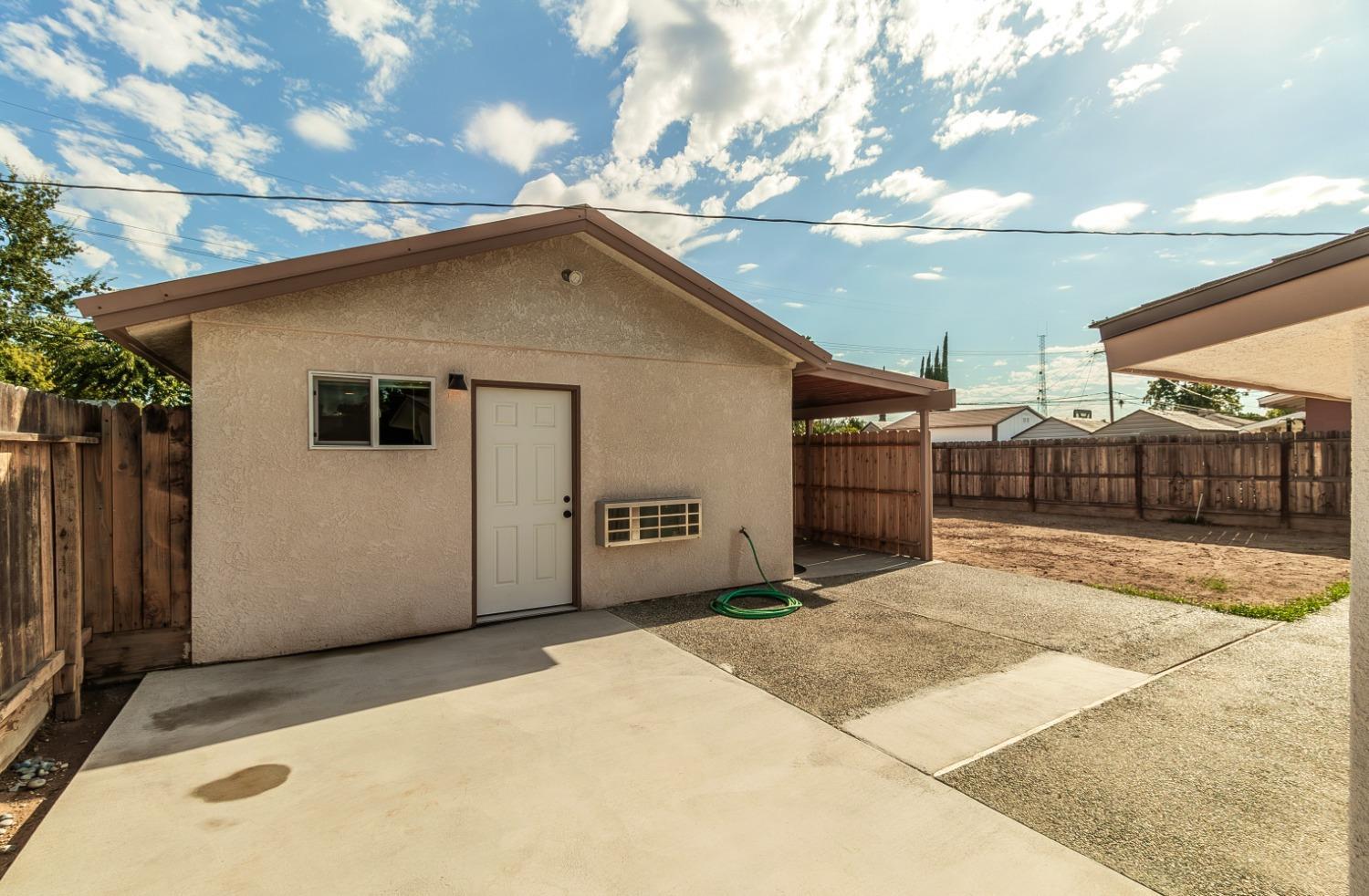 1498 Escalon Ave, Clovis, CA 93611
