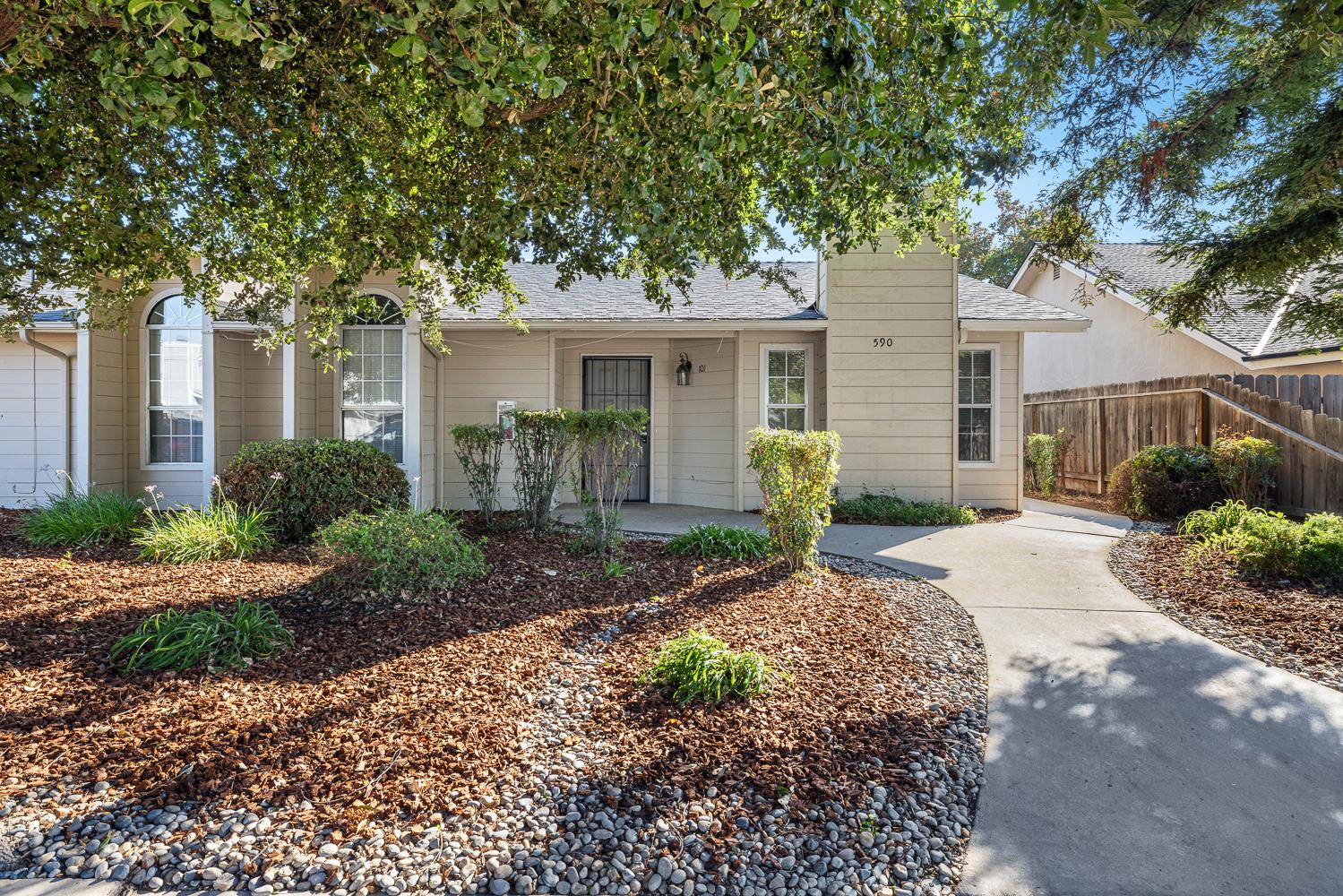 590 W Escalon Ave, Clovis, CA 93612