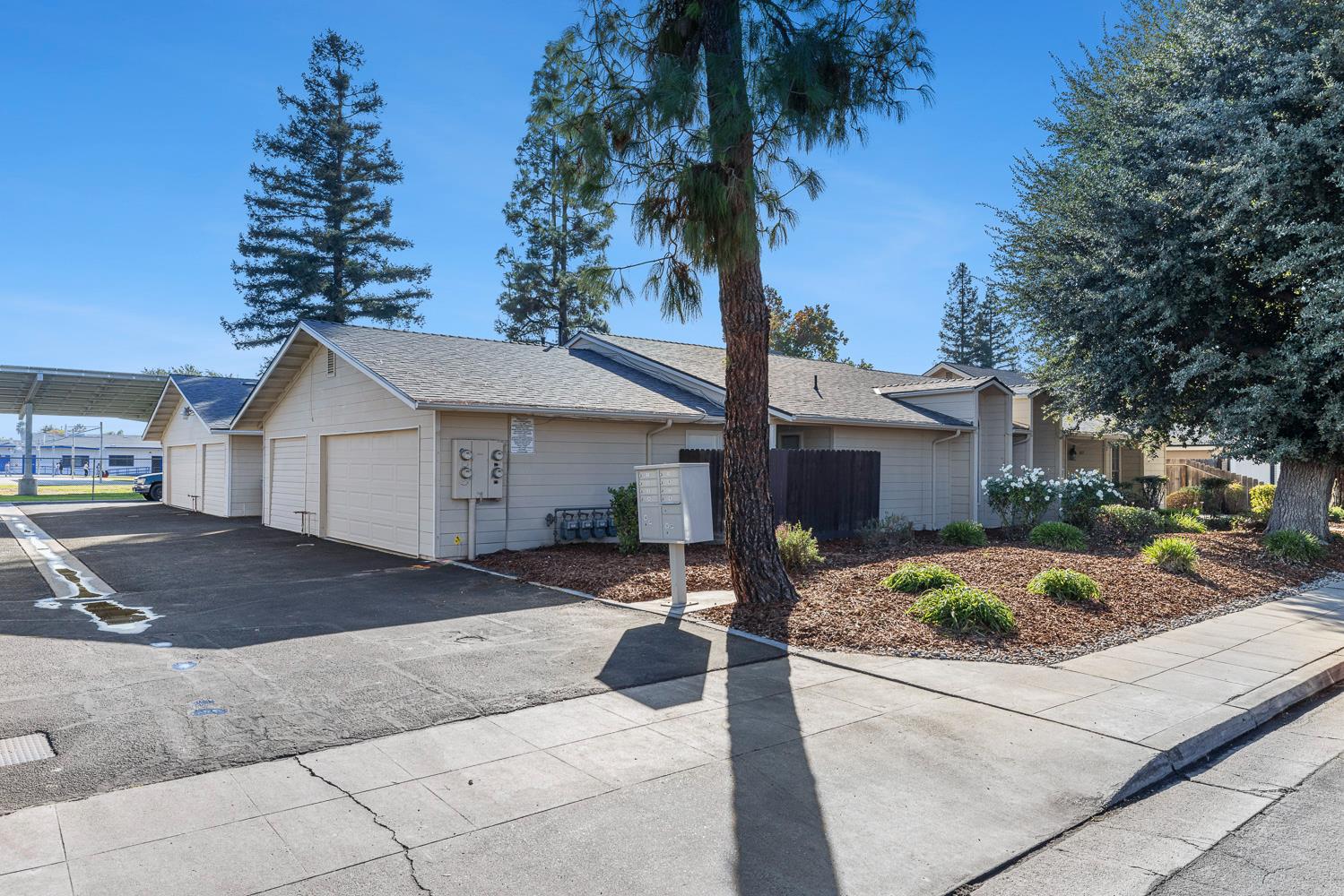 590 W Escalon Ave, Clovis, CA 93612