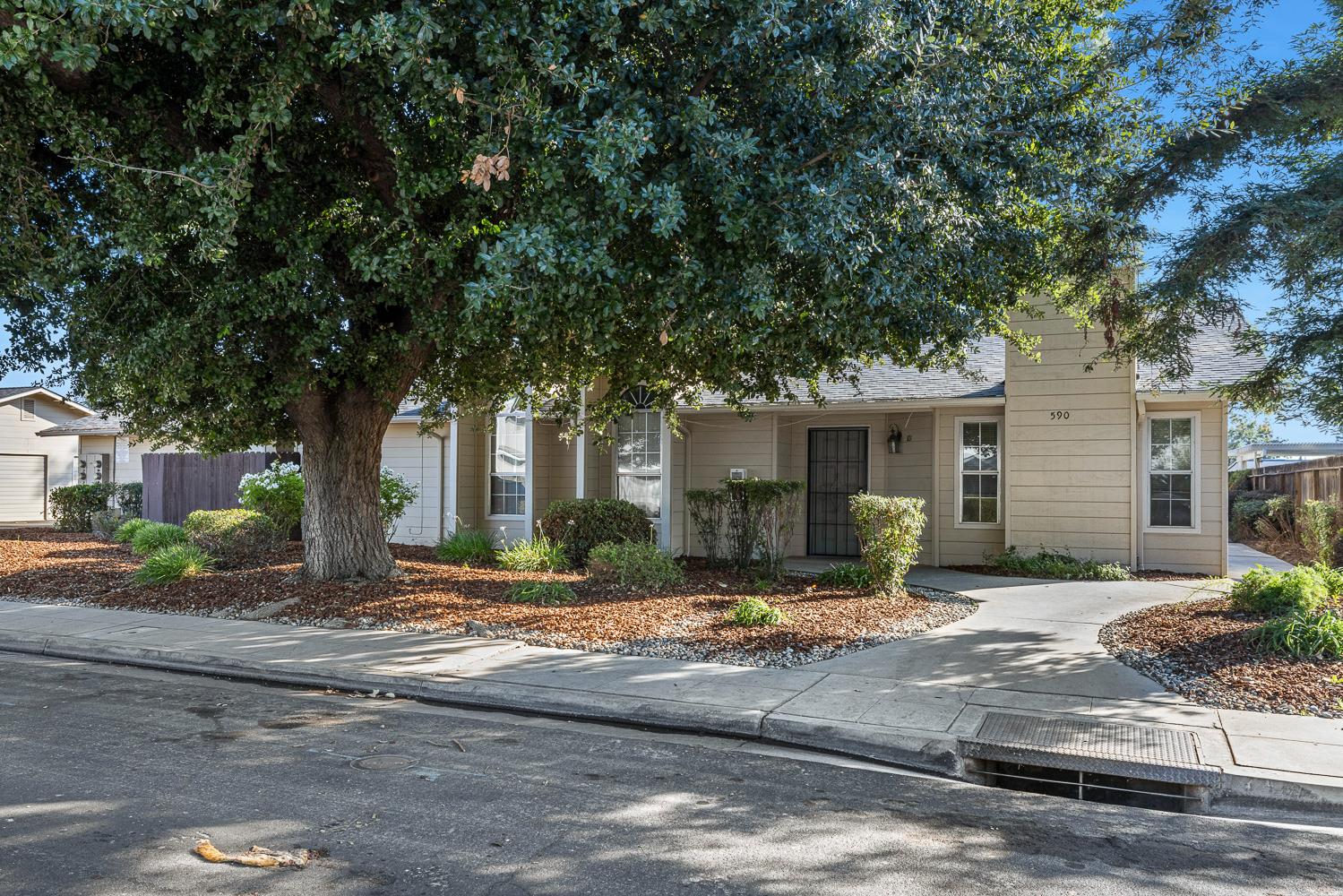 590 W Escalon Ave, Clovis, CA 93612