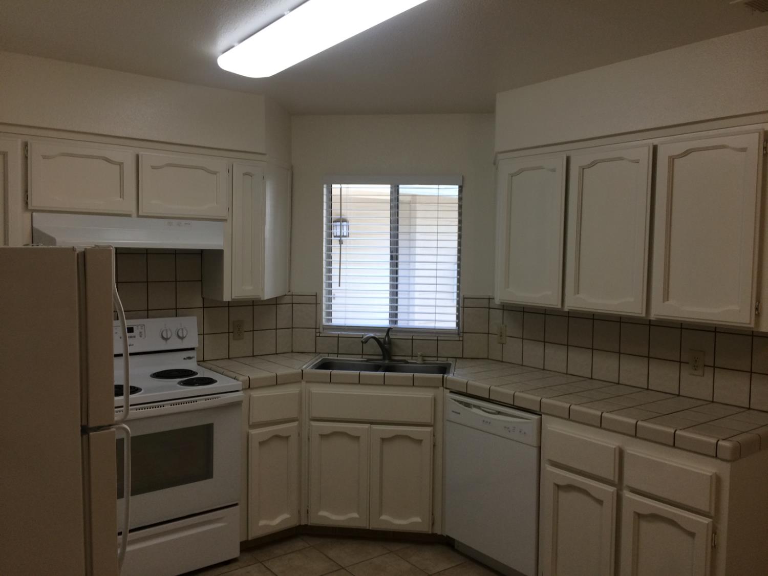 590 W Escalon Ave, Clovis, CA 93612