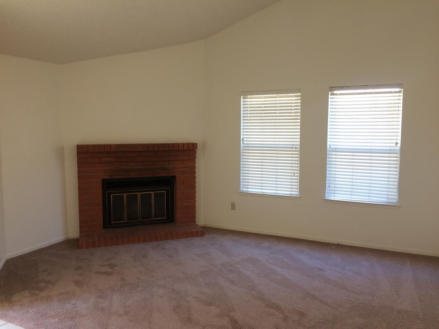 590 W Escalon Ave, Clovis, CA 93612