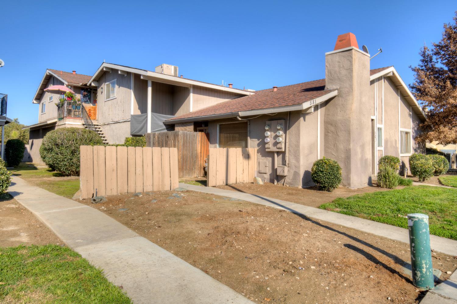 581 W Ashlan Ave, Clovis, CA 93612