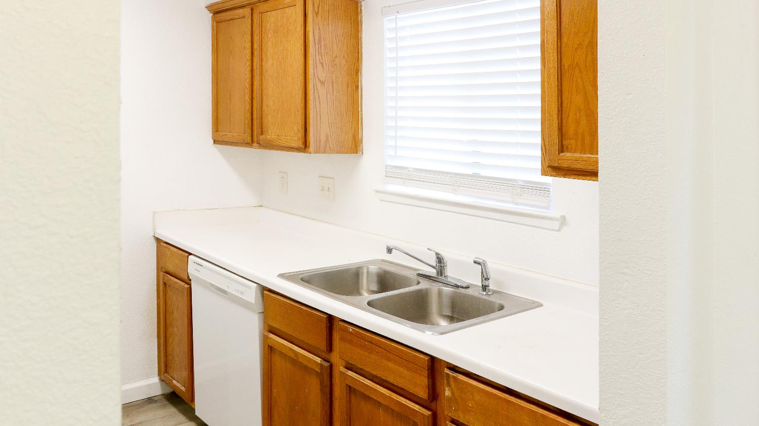 1221 N Peach Ave #142, Fresno, CA 93727