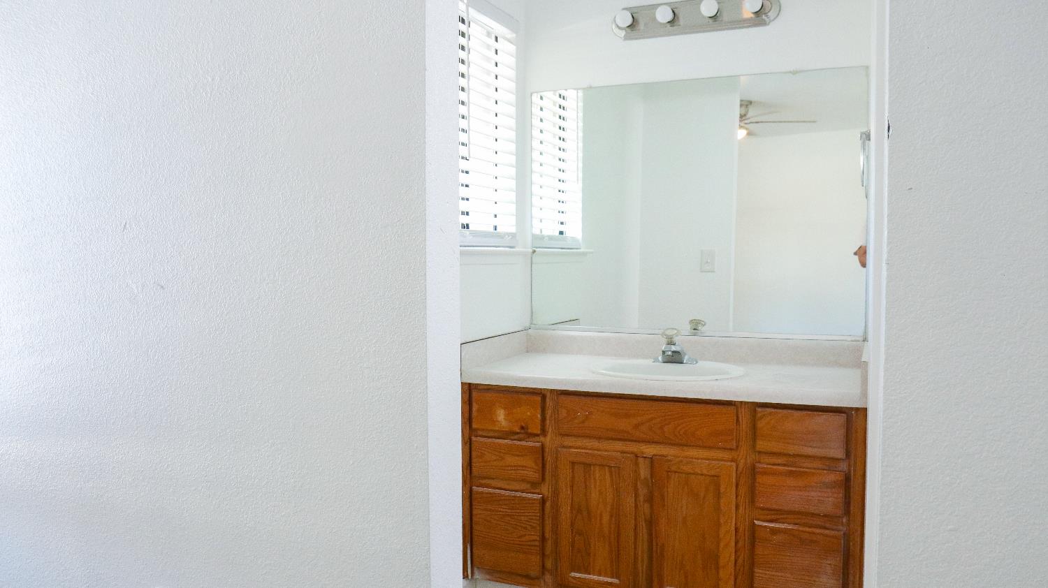 1221 N Peach Ave #142, Fresno, CA 93727