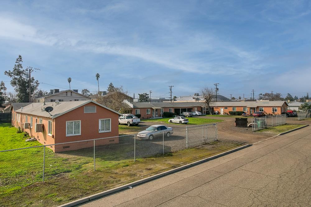 2702 E Hedges Ave, Fresno, CA 93703
