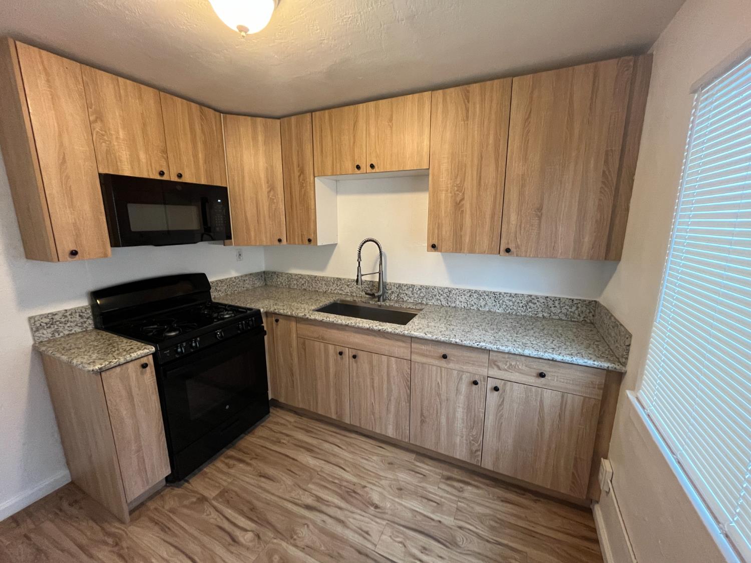 2702 E Hedges Ave, Fresno, CA 93703