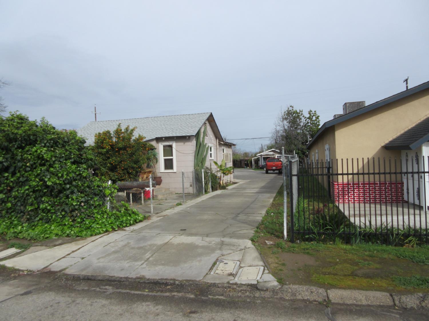 150 W Whites Bridge Ave, Fresno, CA 93706