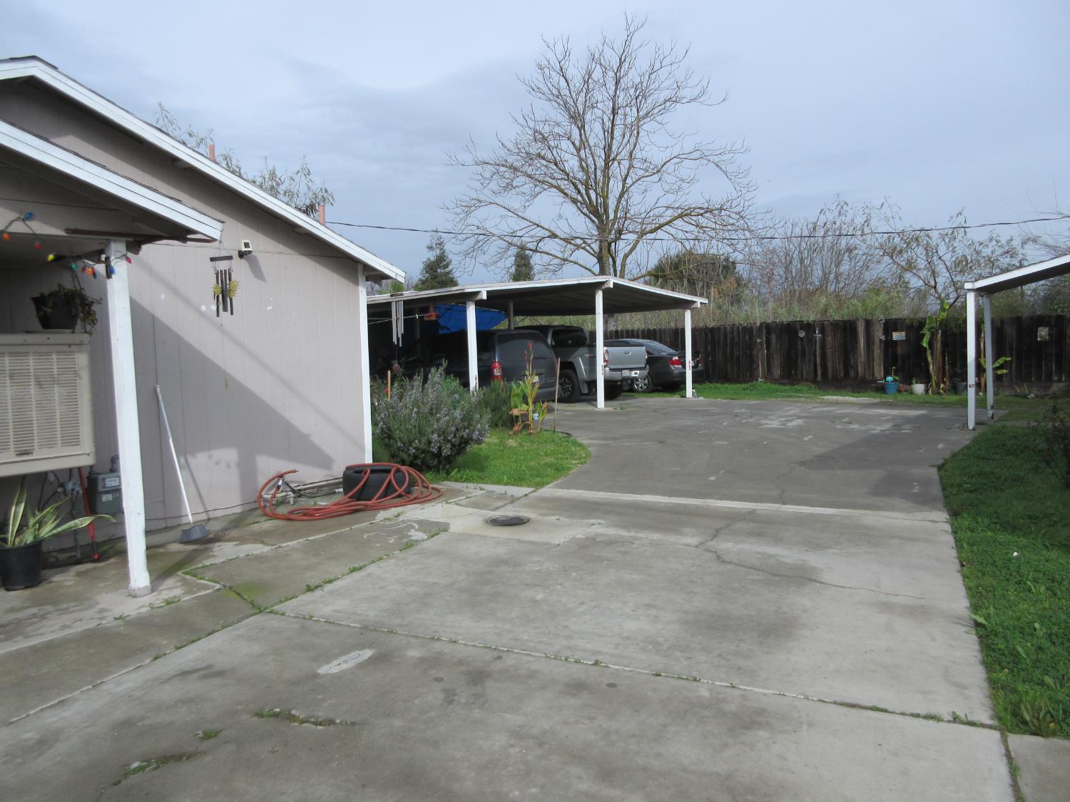 150 W Whites Bridge Ave, Fresno, CA 93706