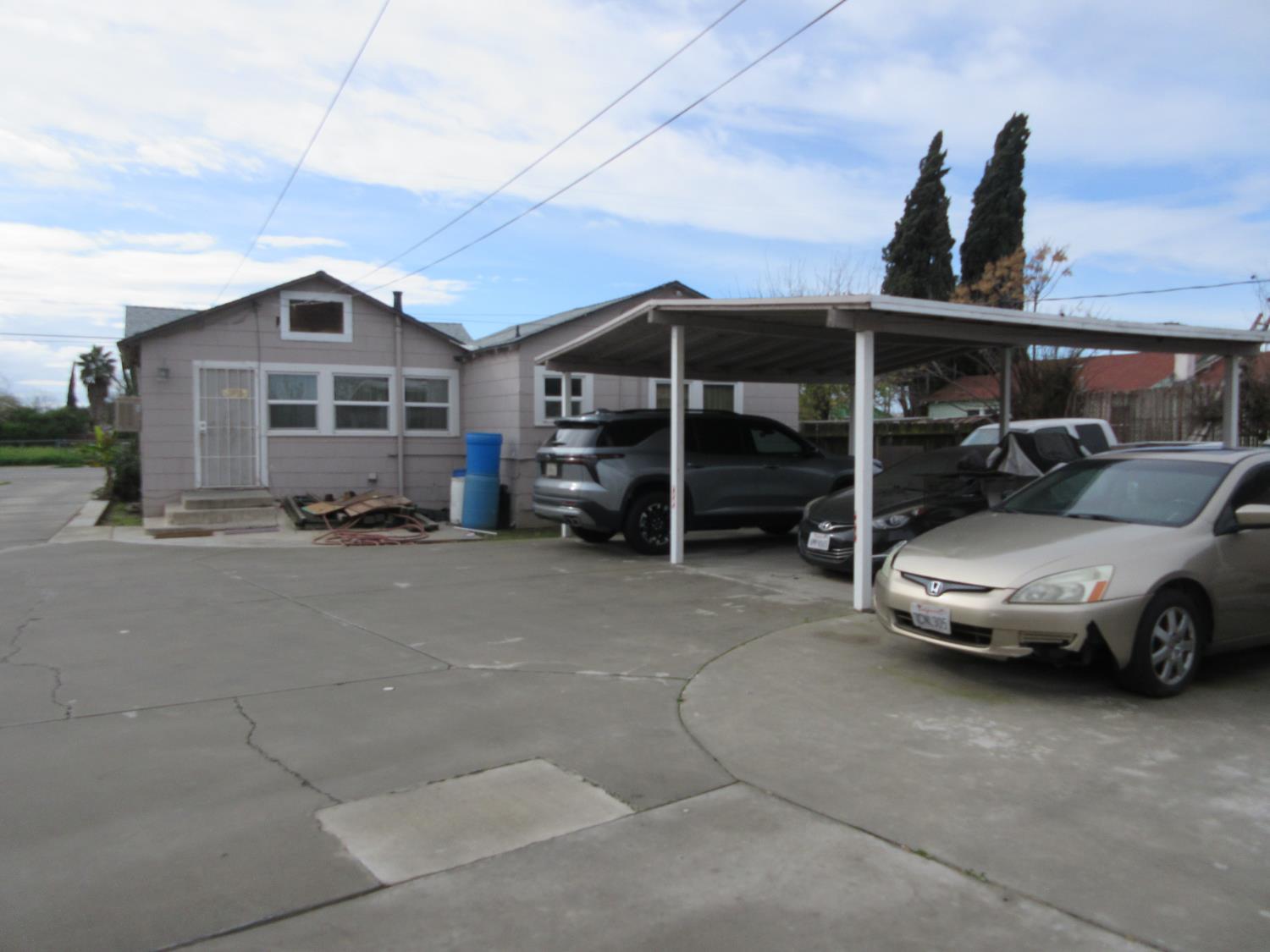 150 W Whites Bridge Ave, Fresno, CA 93706