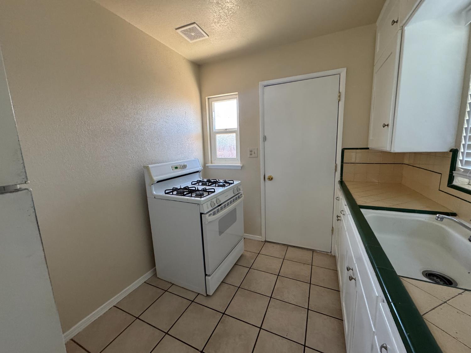 3236 E Clinton Ave, Fresno, CA 93703