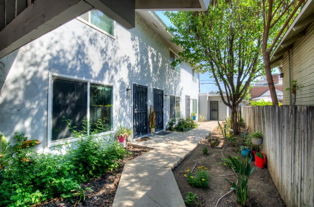 402 N Poplar Ave, Fresno, CA 93701