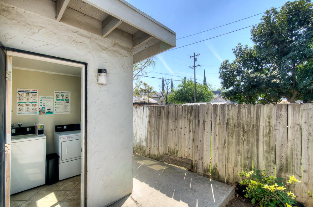 402 N Poplar Ave, Fresno, CA 93701