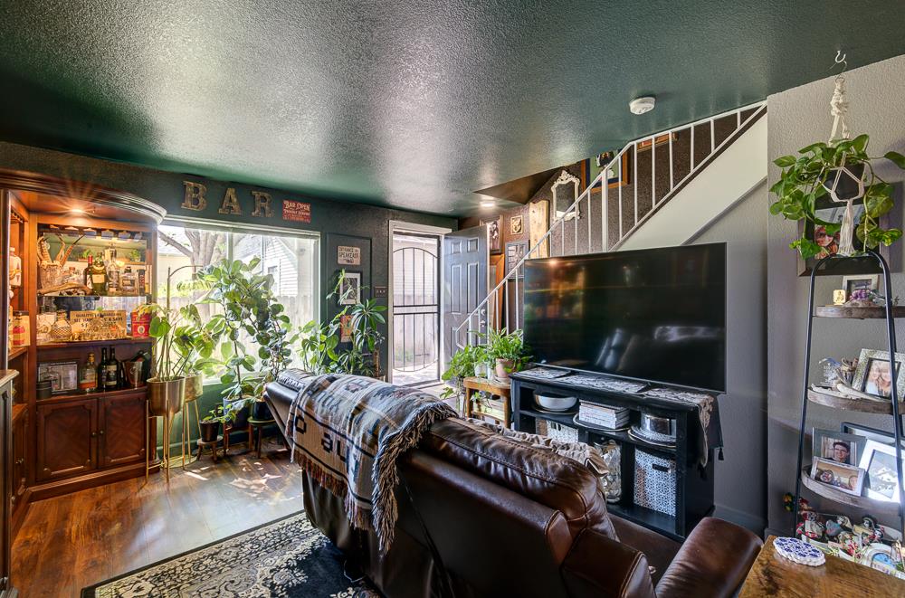 402 N Poplar Ave, Fresno, CA 93701