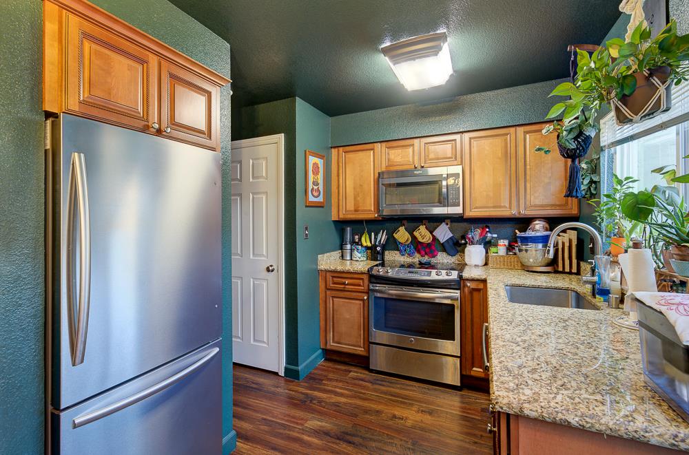 402 N Poplar Ave, Fresno, CA 93701