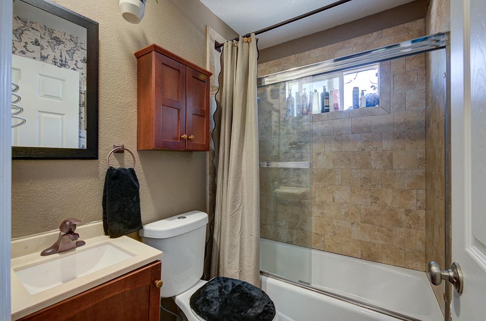 402 N Poplar Ave, Fresno, CA 93701