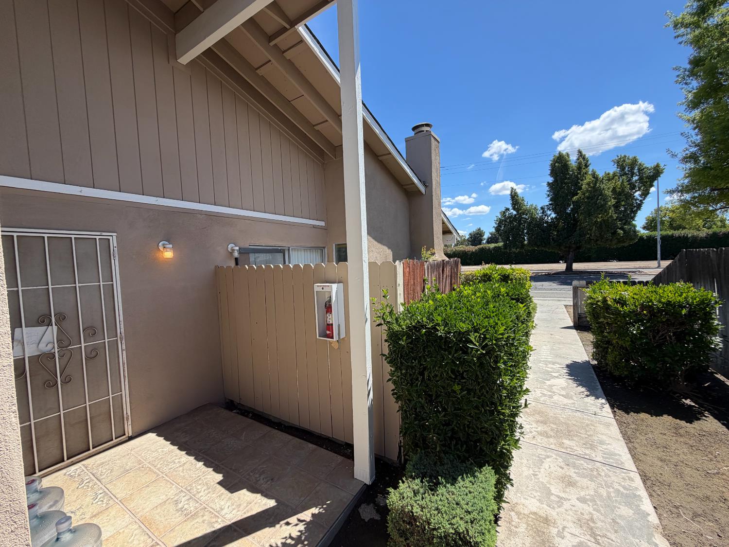 571 W Ashlan Ave, Clovis, CA 93612
