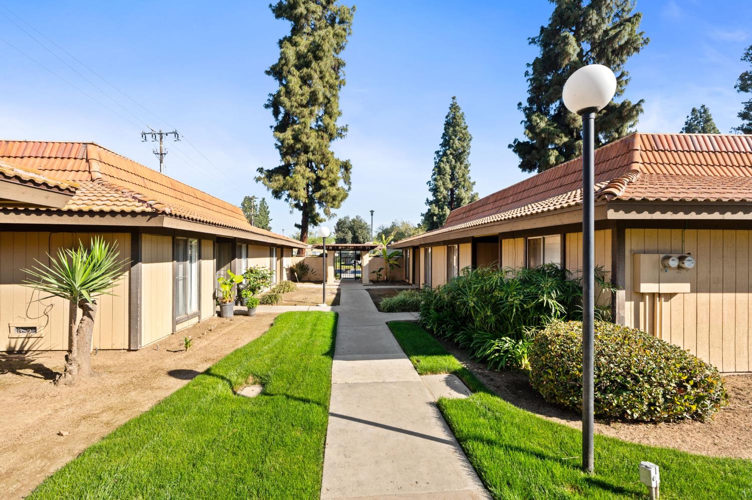 2910 E Huntington Blvd, Fresno, CA 93721