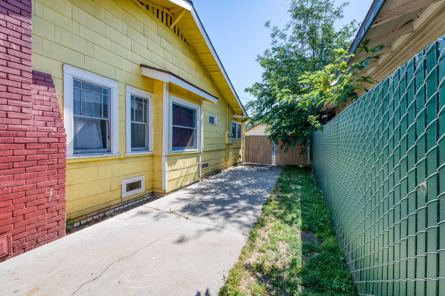 824 N Thorne Ave, Fresno, CA 93728